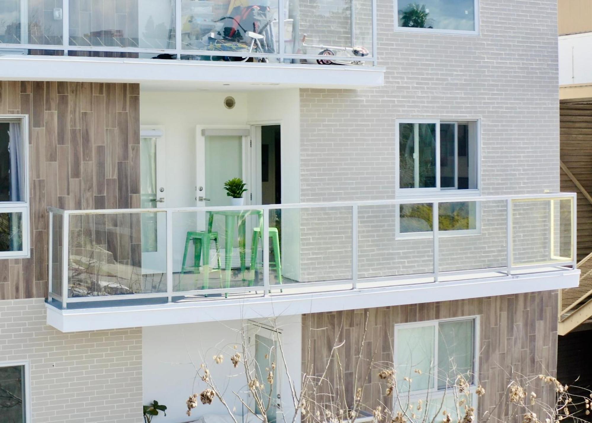 Century Cozy 2 Bedroom 4 Sleeps Crib W Parking 505 *