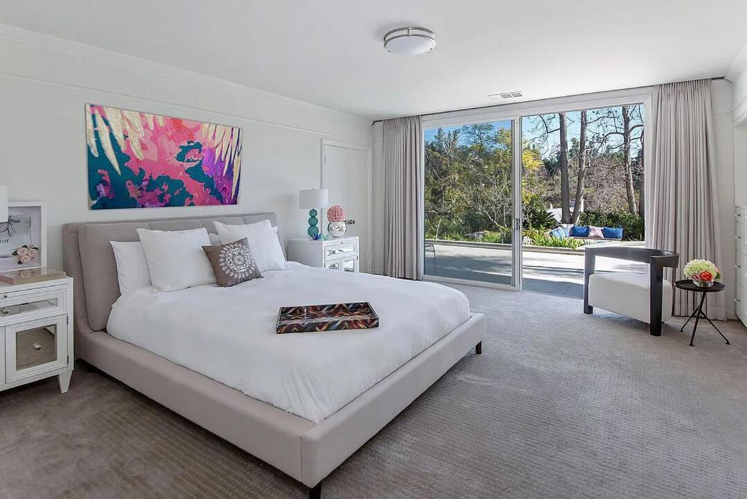The Shadow Hill Luxury *