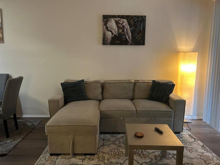 Luxury Mdr 1bd/1ba W/ Patio Pool View, Spa, Gym Apartment Los Angeles