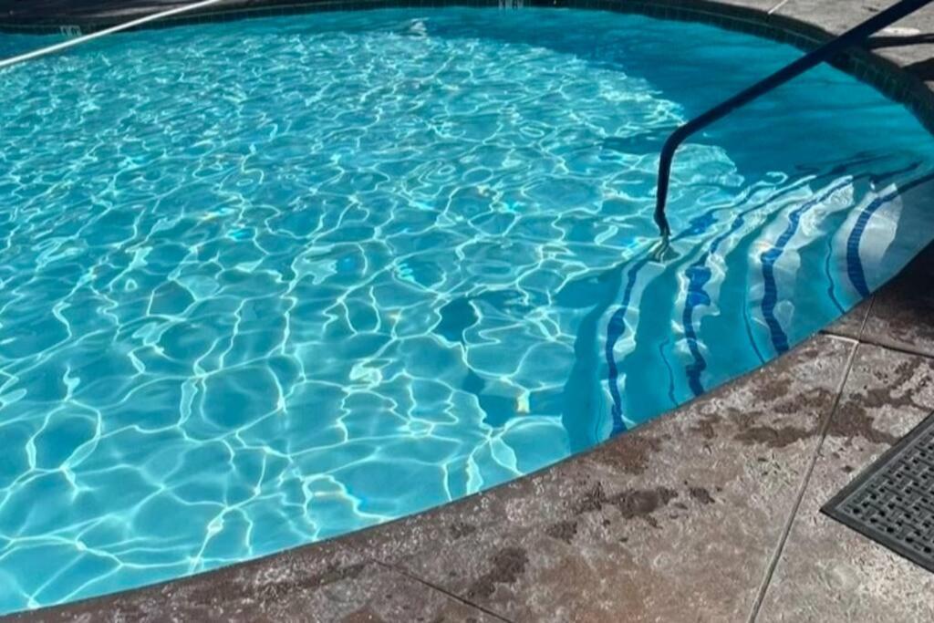 Luxury Mdr 1bd/1ba W/ Patio Pool View, Spa, Gym Apartment