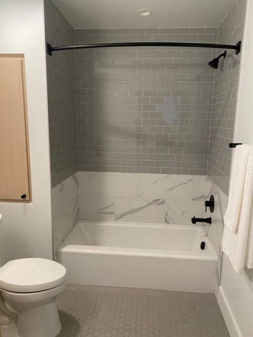 Mdr 1bd/1ba Escape, Pool-view, Spa, Gym & Parking! *