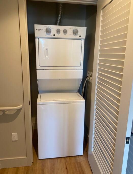 Apartment Mdr 1bd/1ba Escape, Pool-view, Spa, Gym & Parking! Los Angeles