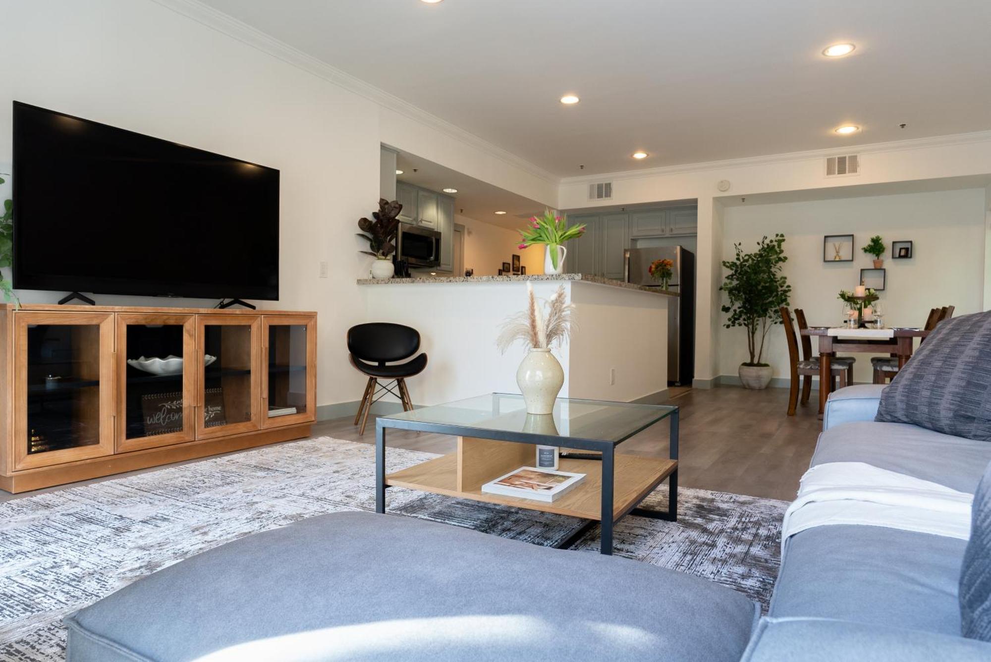 Charming 2bd On Sunsetstrip Apartment *