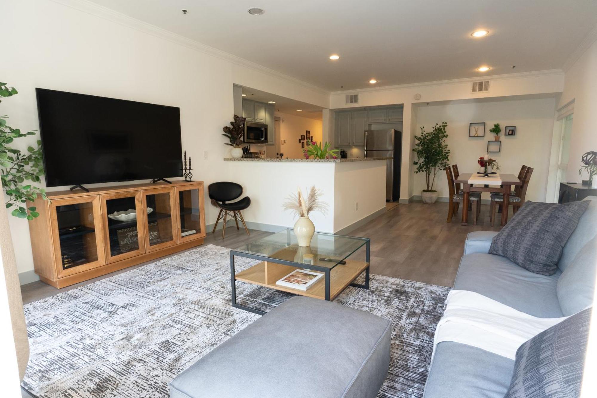 Charming 2bd On Sunsetstrip Apartment