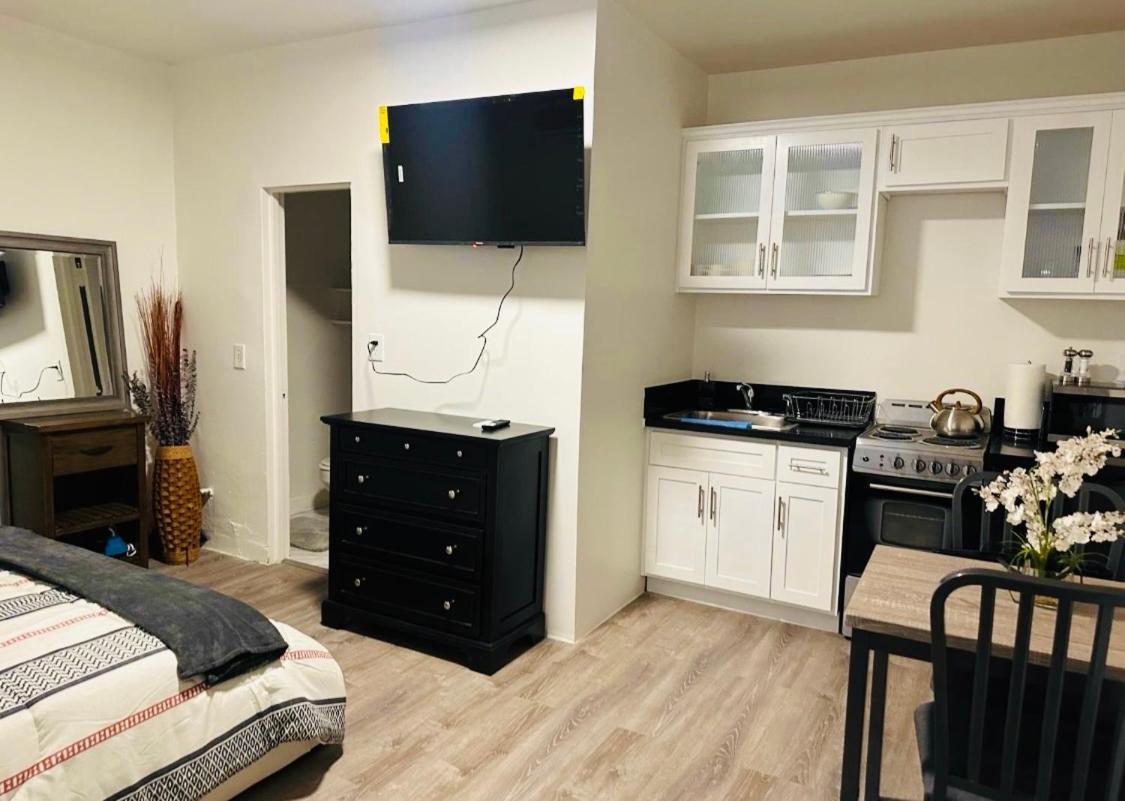 Sunset & La Brea Studio!! Location Ever Apartment