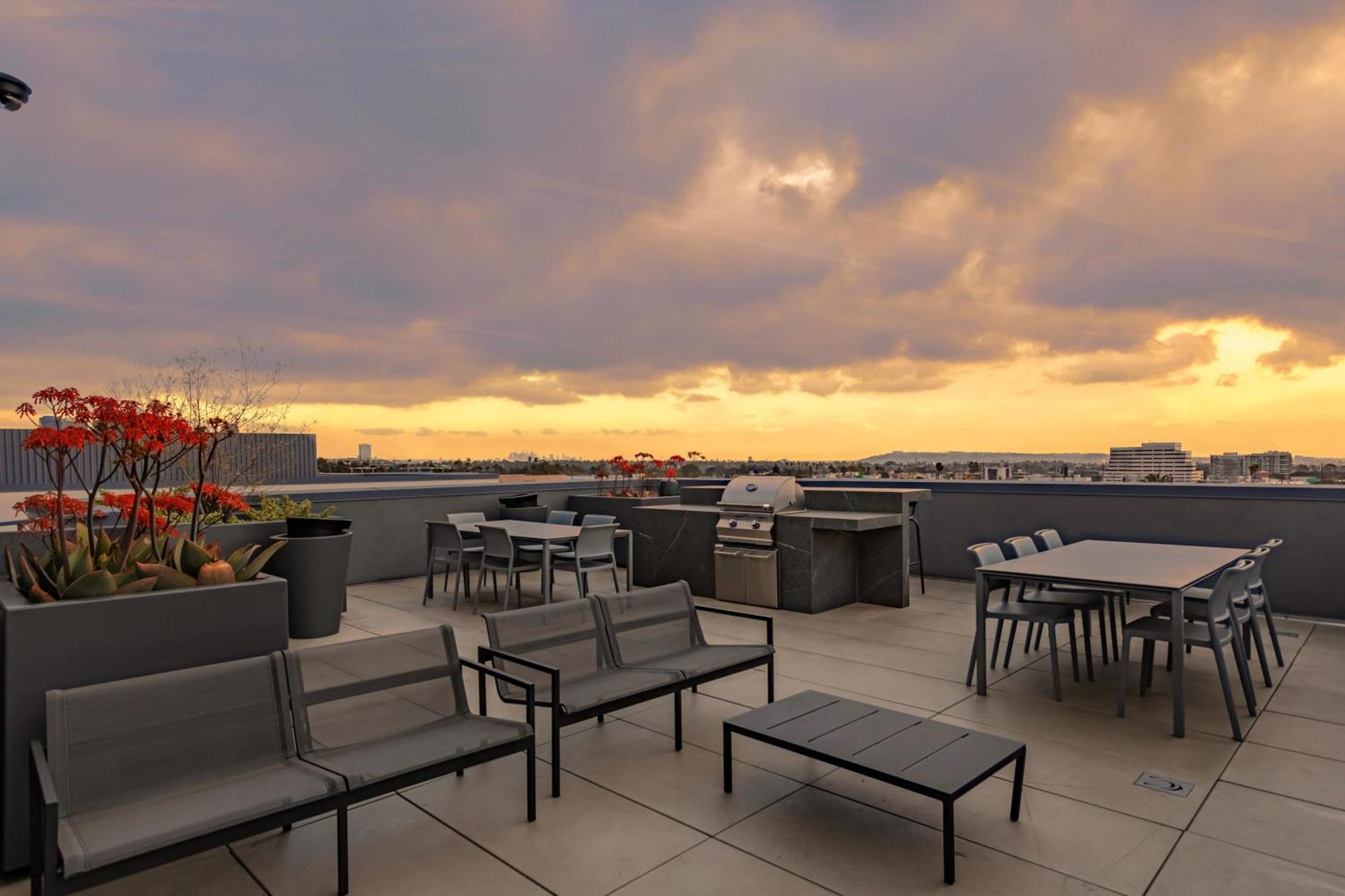 Apartment Stylish Near Ucla Coliving W In Unit W&d Los Angeles