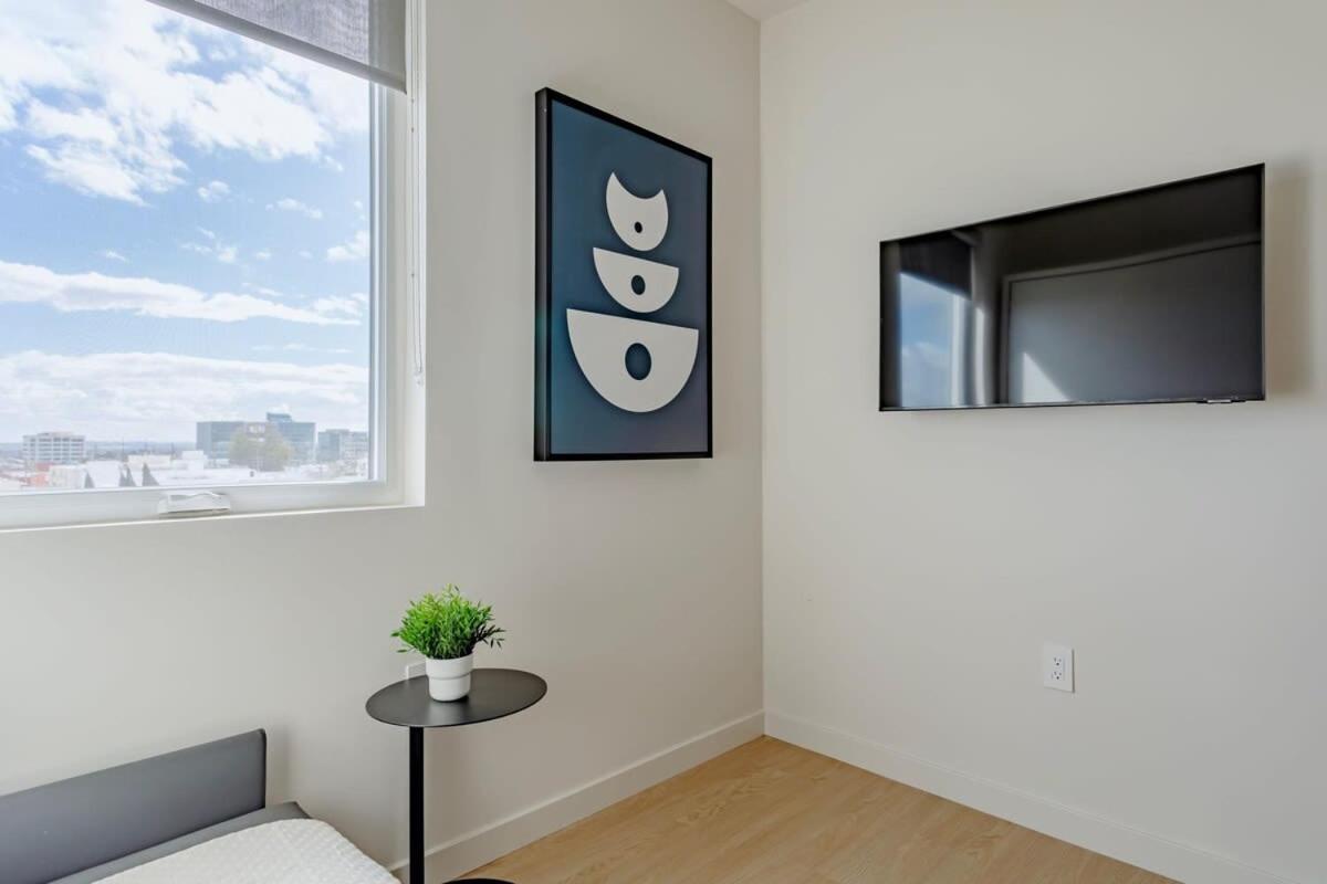 Stylish Near Ucla Coliving W In Unit W&d Apartment Los Angeles