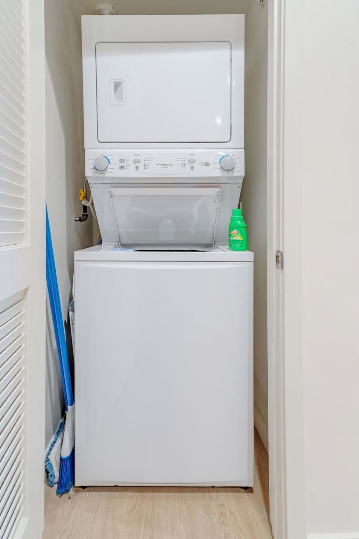 Apartment Stylish Near Ucla Coliving W In Unit W&d Los Angeles