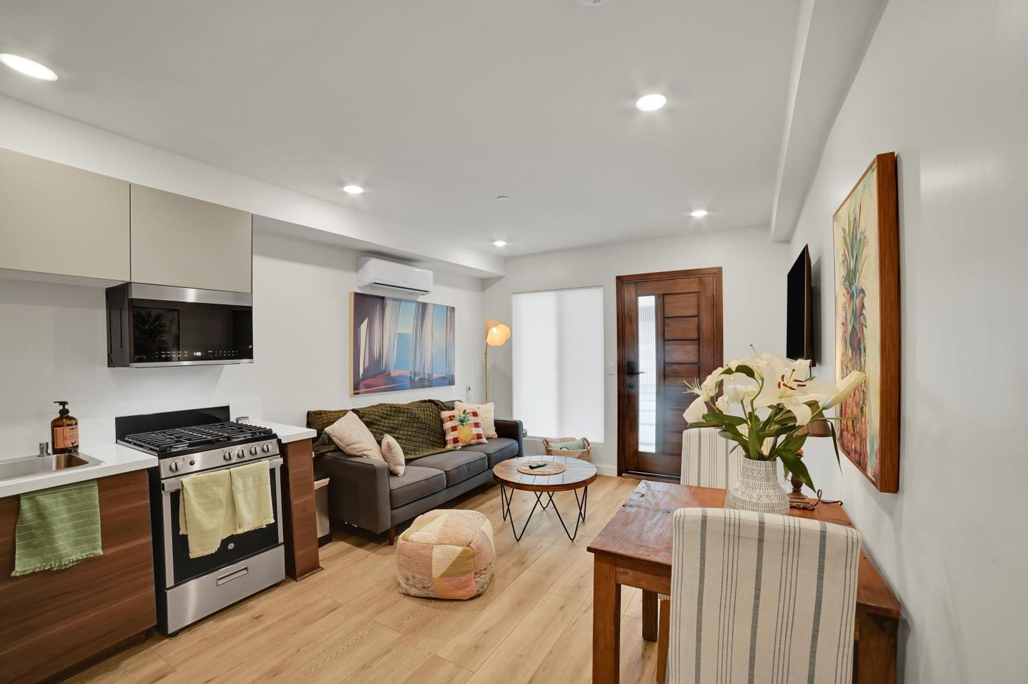 Brand New Chic-nest In Prime Location Holiday home