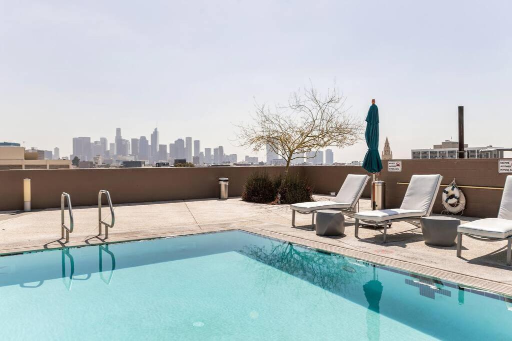 Lovely Upscale High Rise Private Parking & Pool *