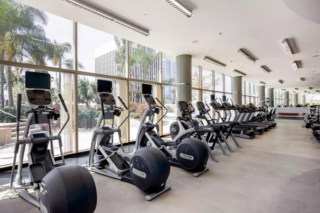 Lovely Upscale High Rise Private Parking & Pool * Los Angeles