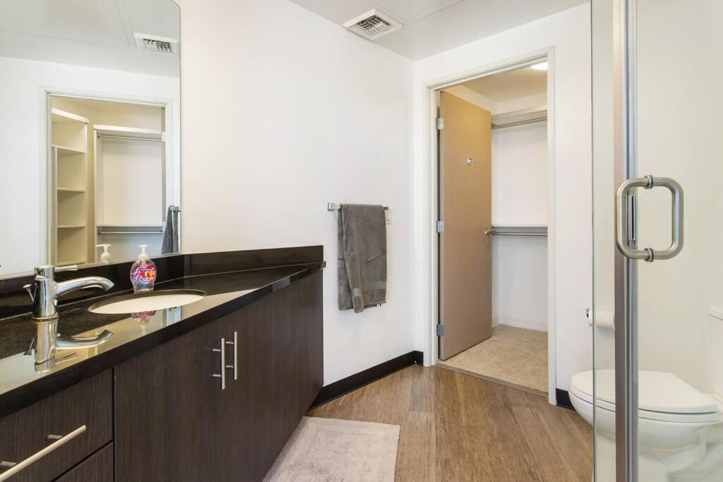 Lovely Upscale High Rise Private Parking & Pool *