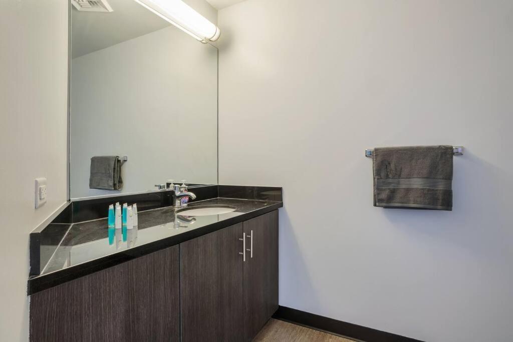Lovely Upscale High Rise Private Parking & Pool Los Angeles
