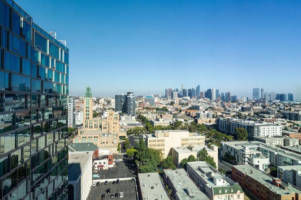 Lovely Upscale High Rise Private Parking & Pool * Los Angeles
