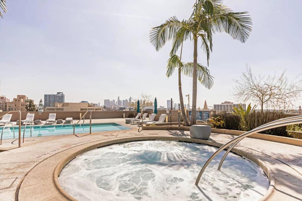Apartamento Lovely Upscale High Rise Private Parking & Pool *