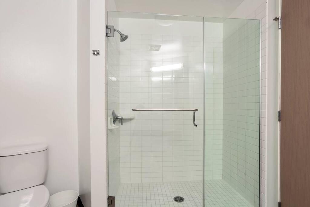 Lovely Upscale High Rise Private Parking & Pool Los Angeles