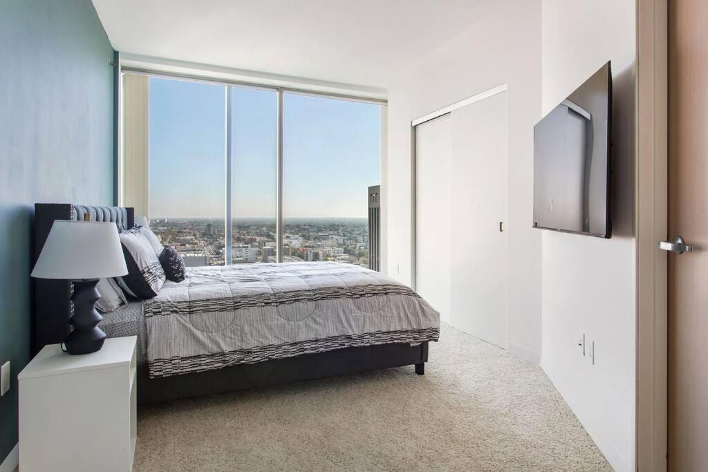 Lovely Upscale High Rise Private Parking & Pool *