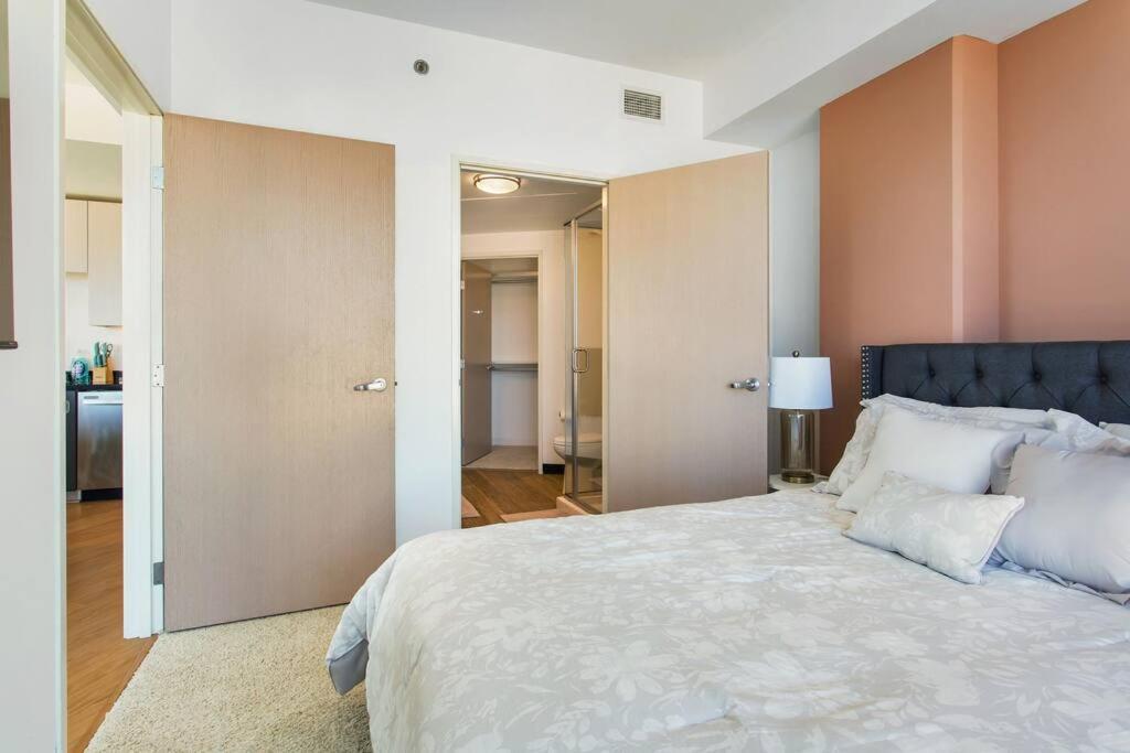 Lovely Upscale High Rise Private Parking & Pool * Los Angeles