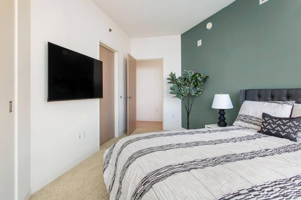 Lovely Upscale High Rise Private Parking & Pool Apartamento Los Angeles
