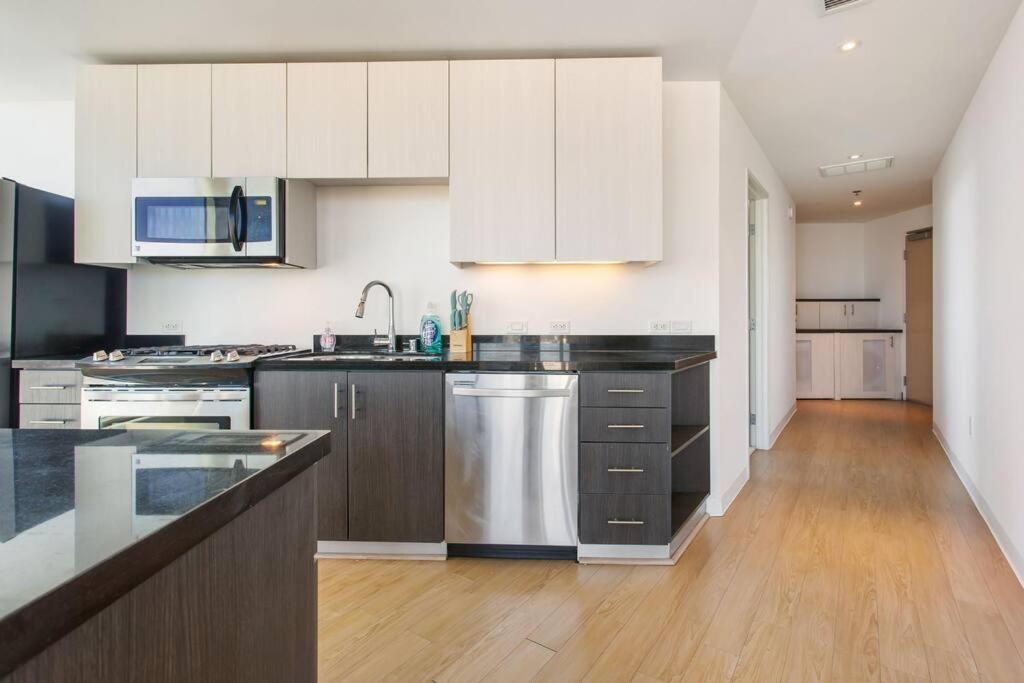 Lovely Upscale High Rise Private Parking & Pool *