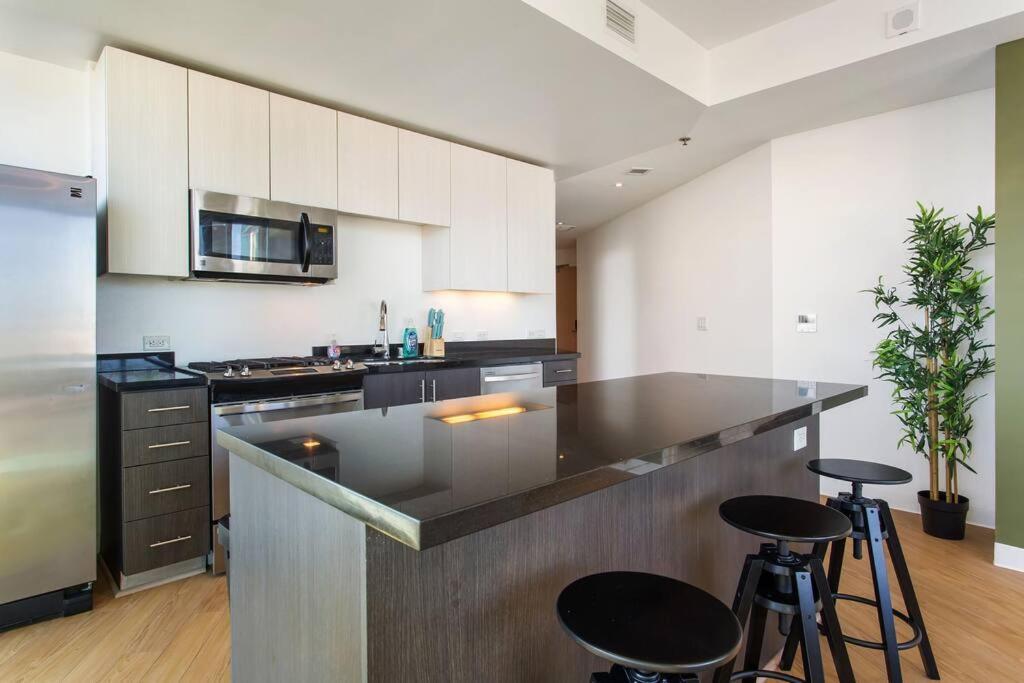 Lovely Upscale High Rise Private Parking & Pool * Los Angeles