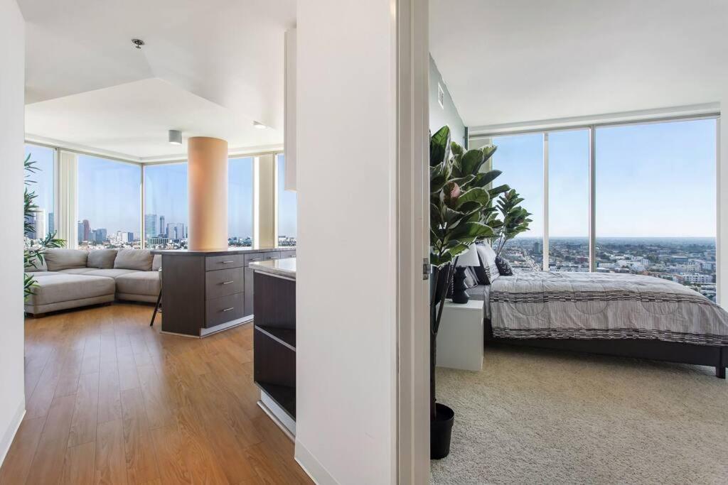 Lovely Upscale High Rise Private Parking & Pool