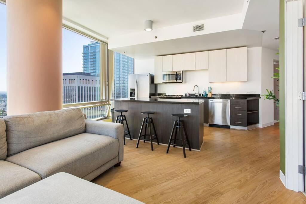 Lovely Upscale High Rise Private Parking & Pool *
