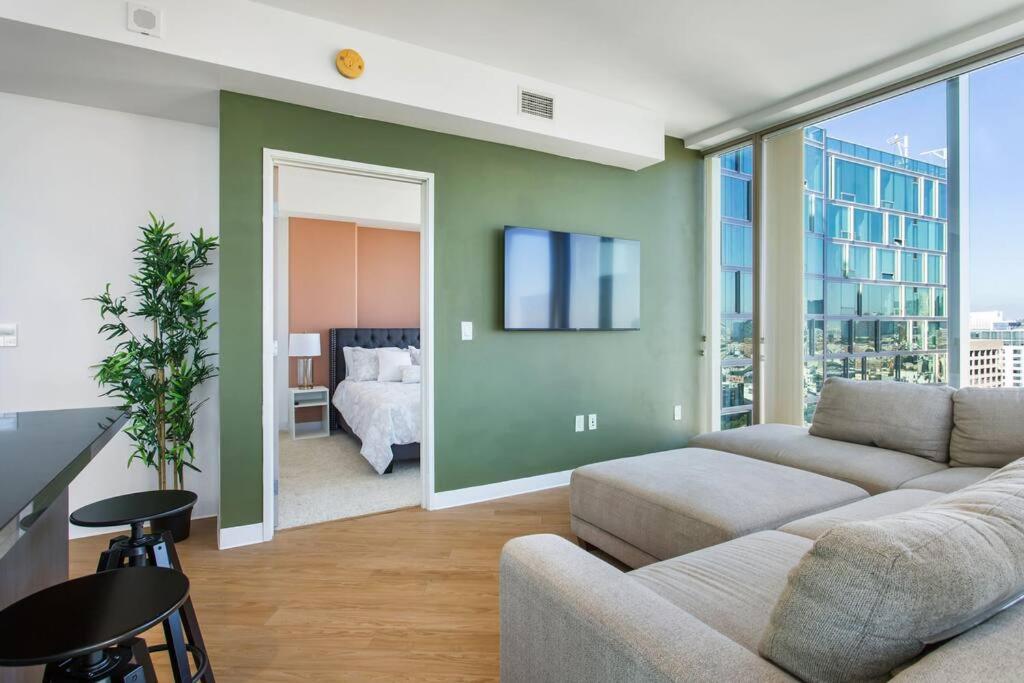 Lovely Upscale High Rise Private Parking & Pool Los Angeles