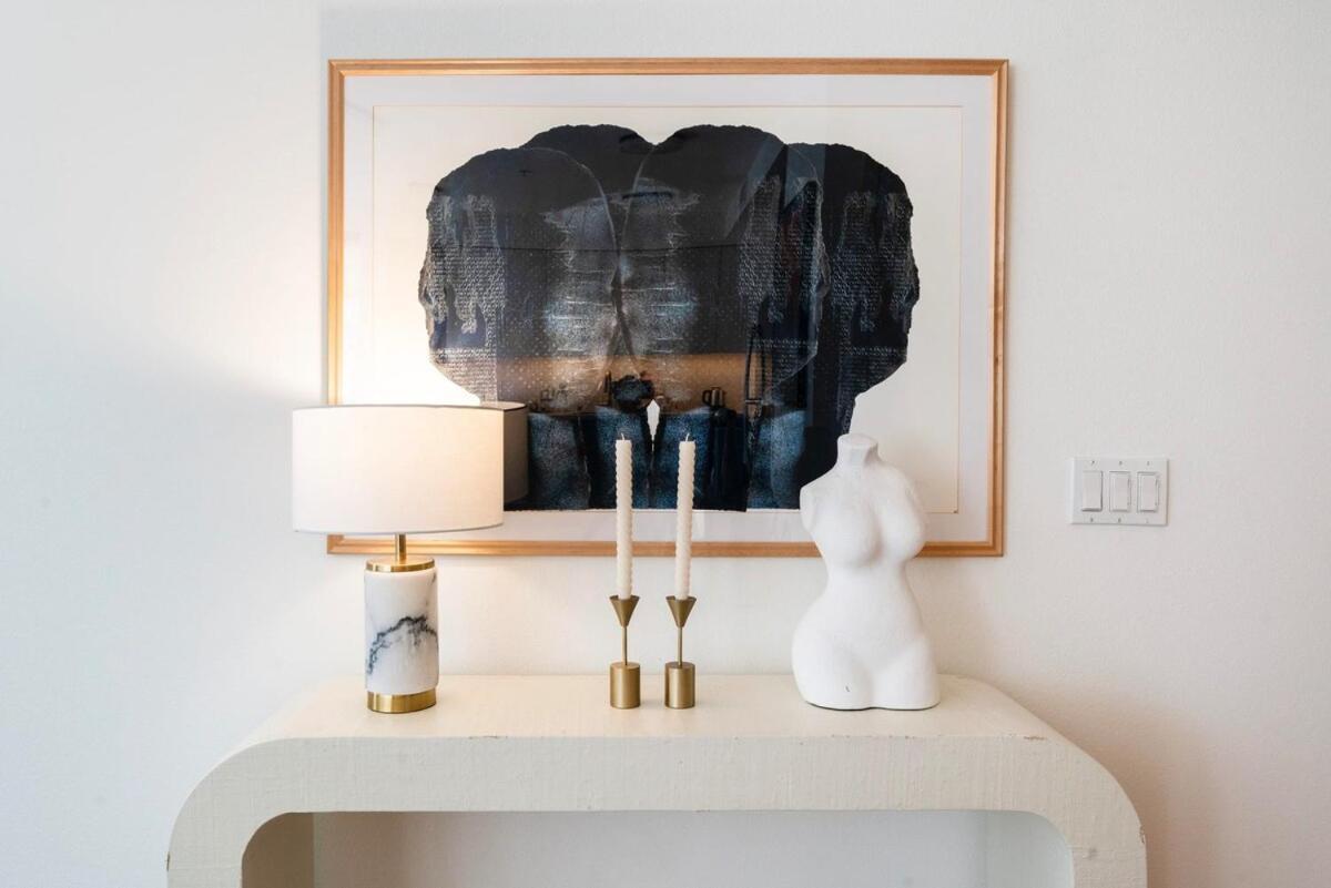 2br Vibrant Luxury Apartment *