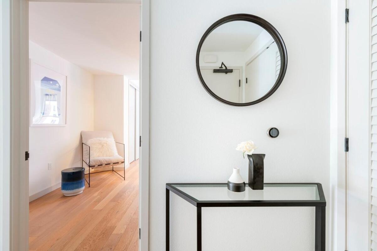 2br Vibrant Luxury Apartment