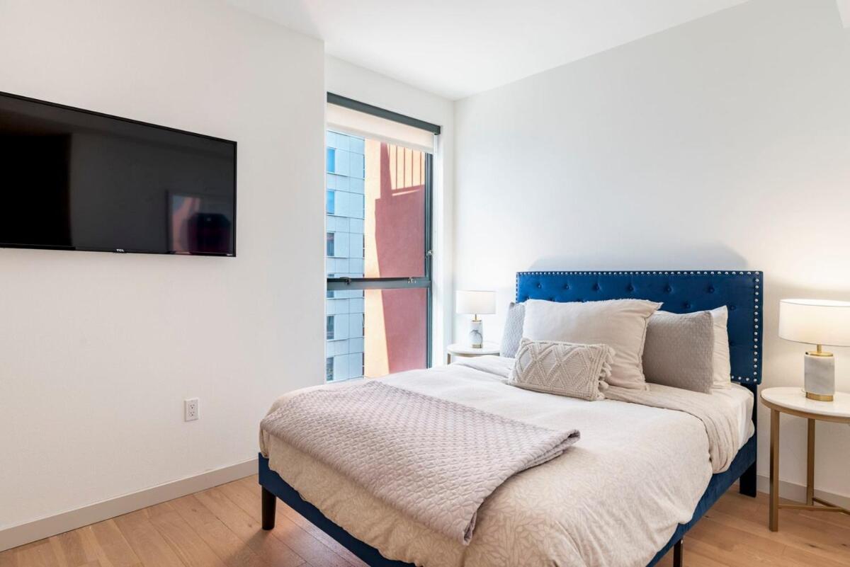 2br Vibrant Luxury Apartment