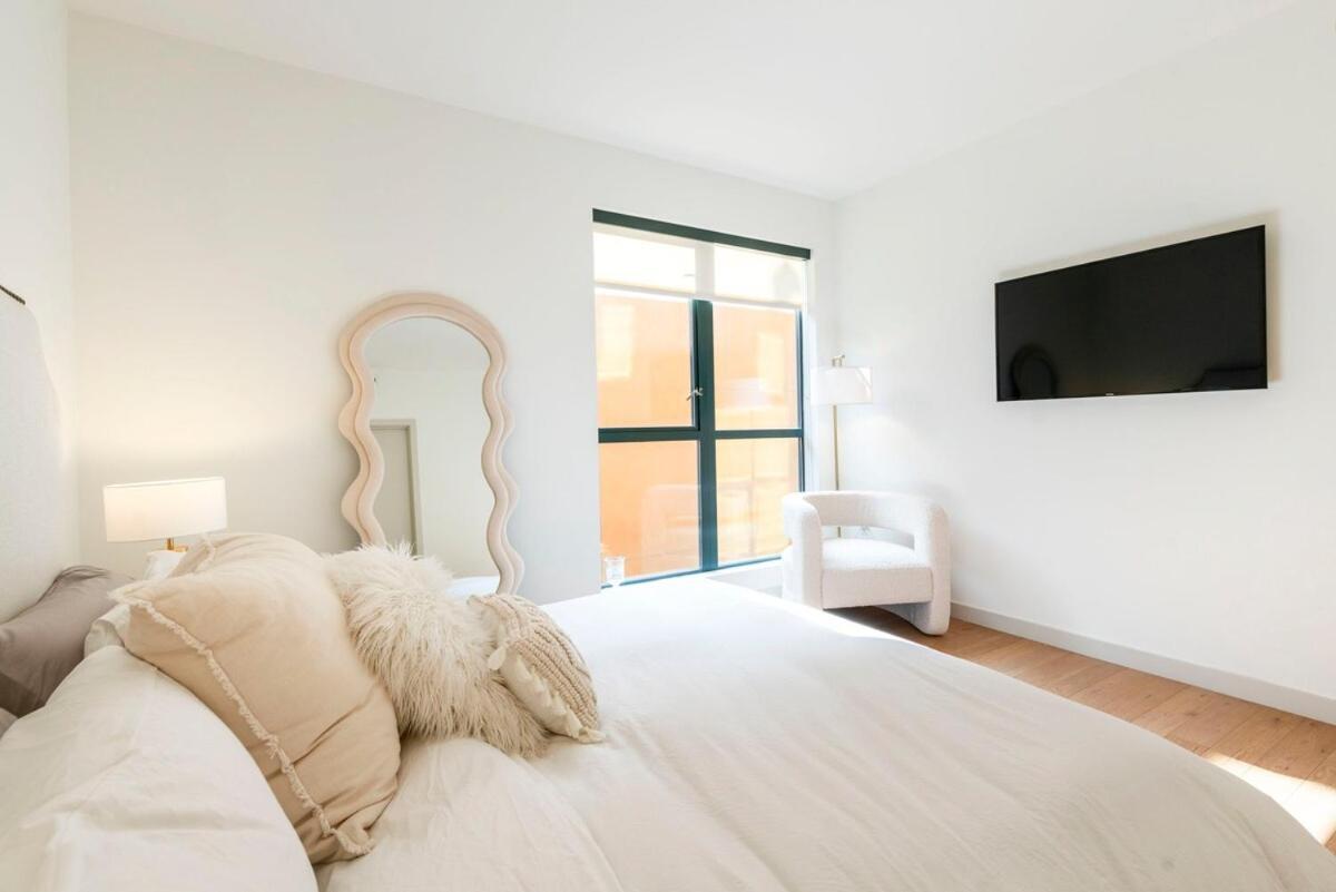 2br Vibrant Luxury Apartment *