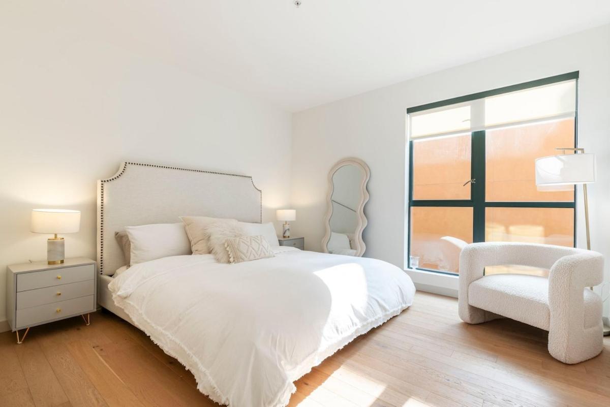 2br Vibrant Luxury Apartment