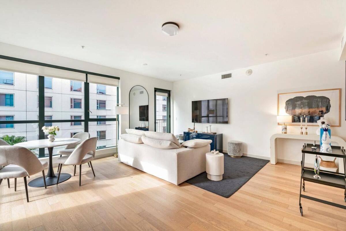2br Vibrant Luxury *