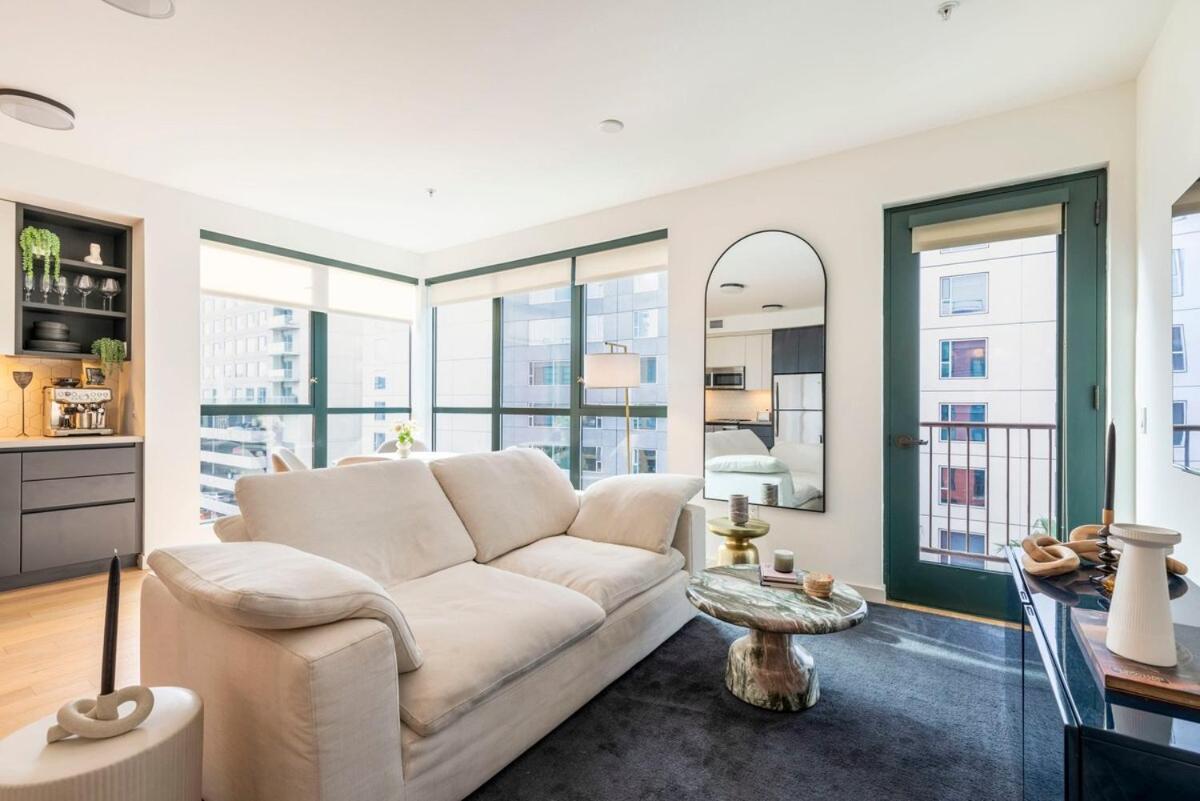 2br Vibrant Luxury Los Angeles
