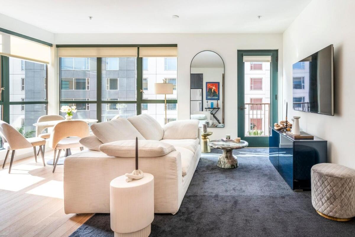 2br Vibrant Luxury Apartment Los Angeles