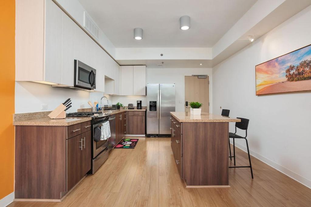 Beautiful High Rise 1bed 1bath Free Secured Parking Apartment *