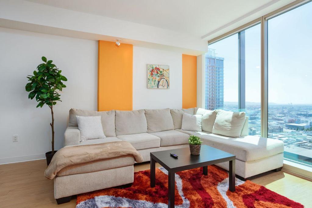 Beautiful High Rise 1bed 1bath Free Secured Parking