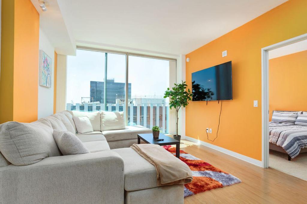 Beautiful High Rise 1bed 1bath Free Secured Parking