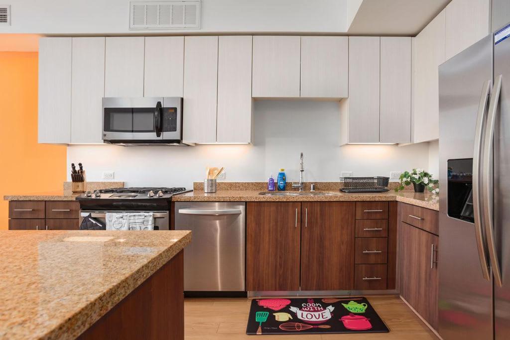 Apartment Beautiful High Rise 1bed 1bath Free Secured Parking