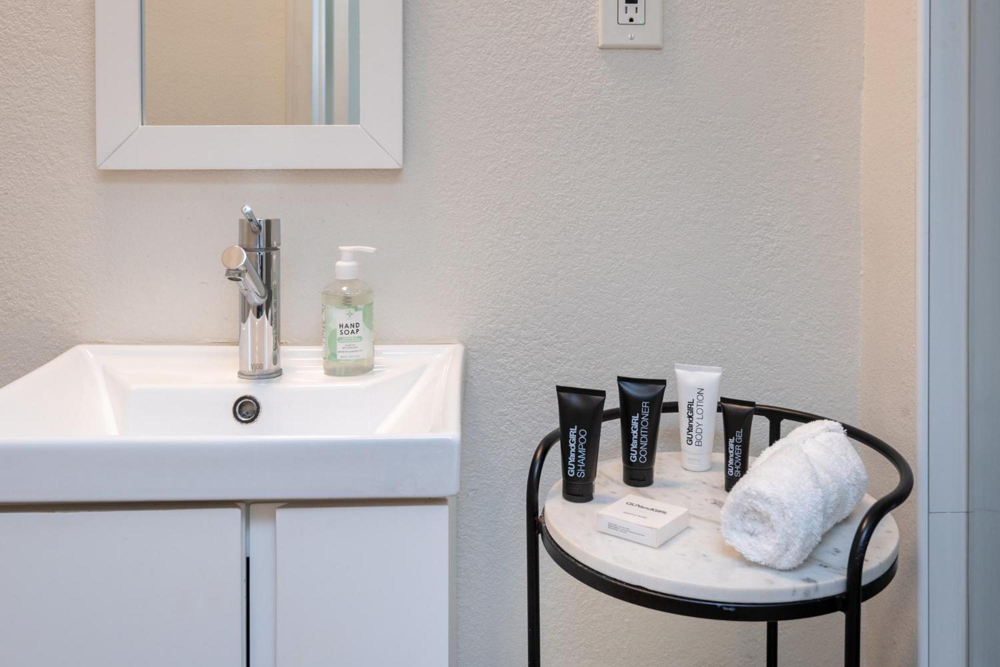 Modern 1bd In Prime Location