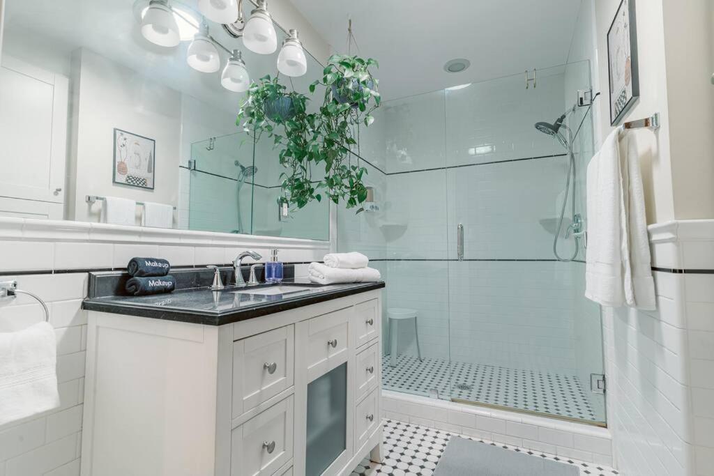 Cozy 3 Bedroom Hollywood Home- Quick Walk To Tourist Spots!