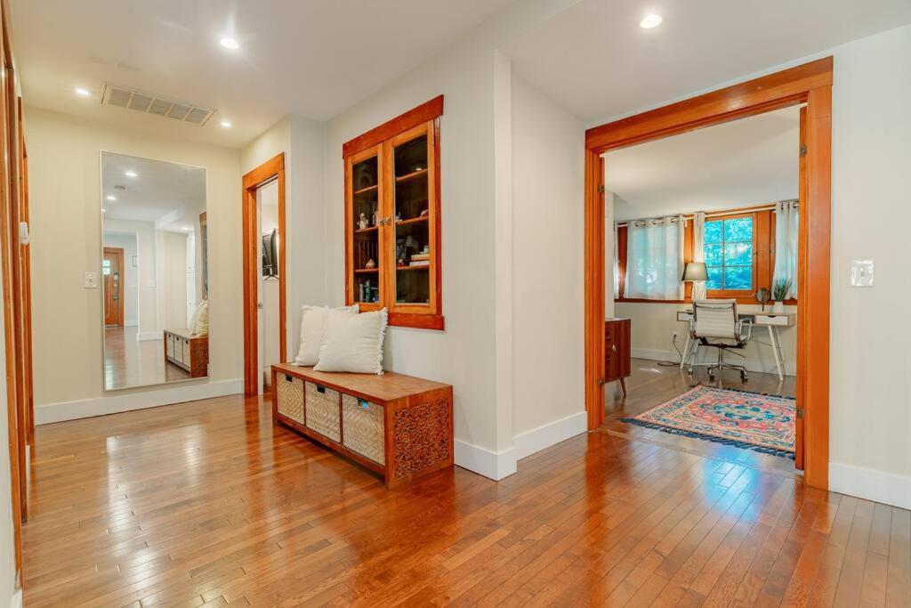 Holiday home Cozy 3 Bedroom Hollywood Home- Quick Walk To Tourist Spots! *