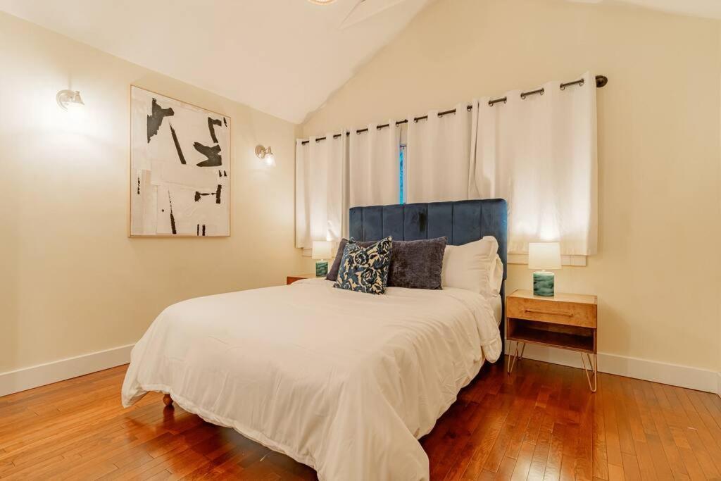 Holiday home Cozy 3 Bedroom Hollywood Home- Quick Walk To Tourist Spots! Los Angeles