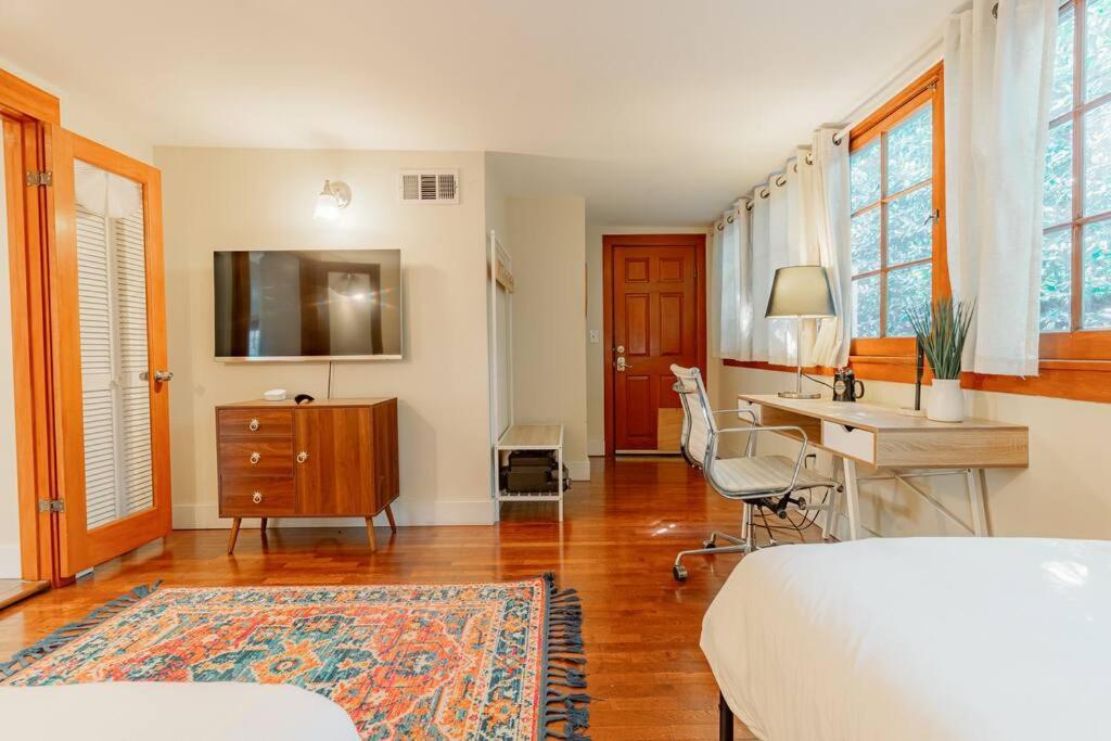 Cozy 3 Bedroom Hollywood Home- Quick Walk To Tourist Spots!