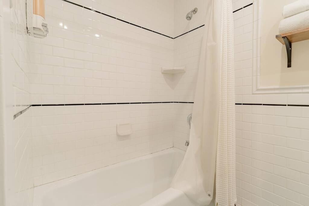 Cozy 3 Bedroom Hollywood Home- Quick Walk To Tourist Spots! Los Angeles