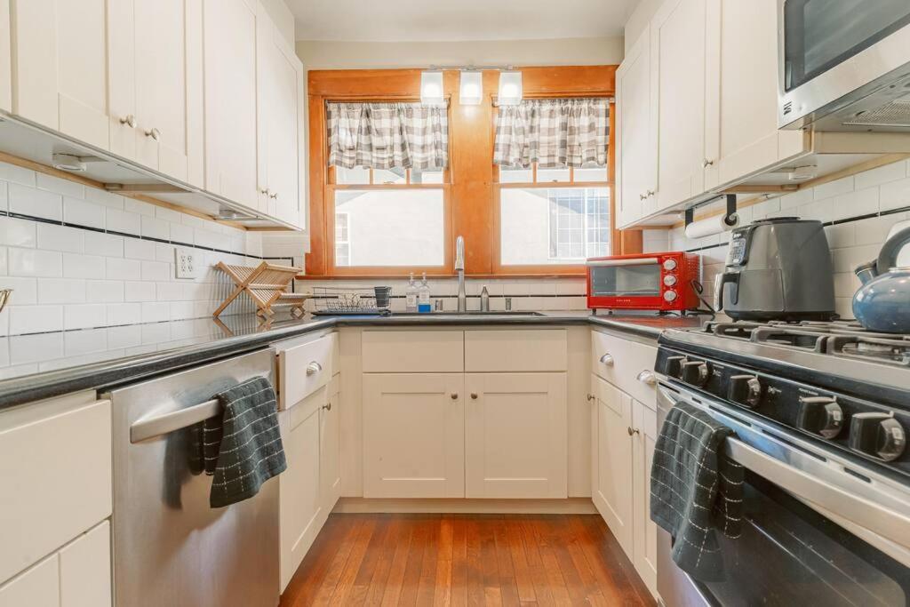 Cozy 3 Bedroom Hollywood Home- Quick Walk To Tourist Spots! Holiday home