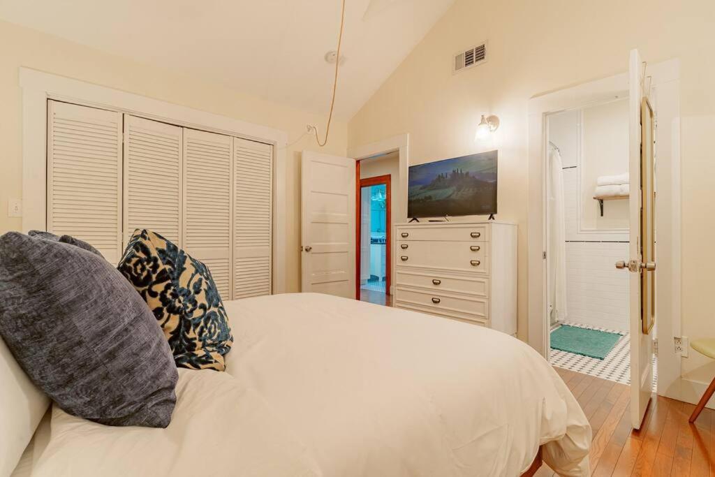 Holiday home Cozy 3 Bedroom Hollywood Home- Quick Walk To Tourist Spots! *