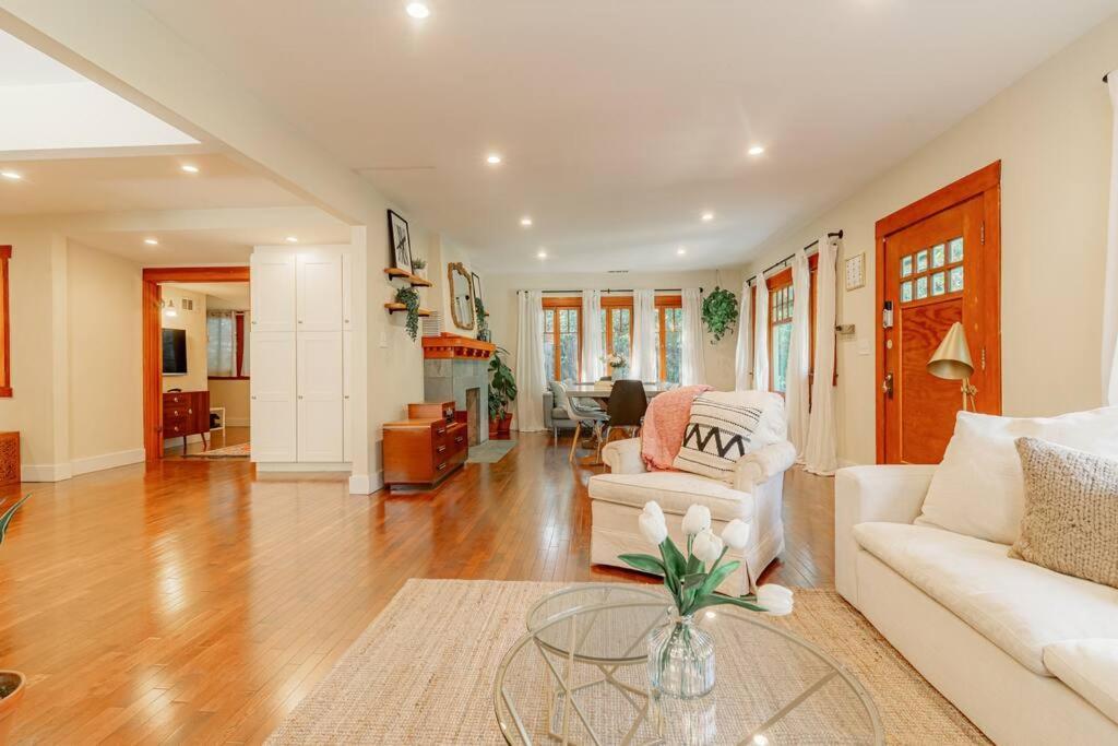 Holiday home Cozy 3 Bedroom Hollywood Home- Quick Walk To Tourist Spots! Los Angeles