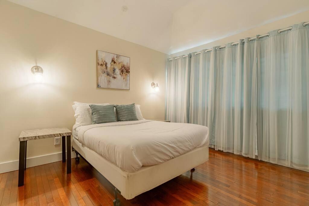 Cozy 3 Bedroom Hollywood Home- Quick Walk To Tourist Spots! *